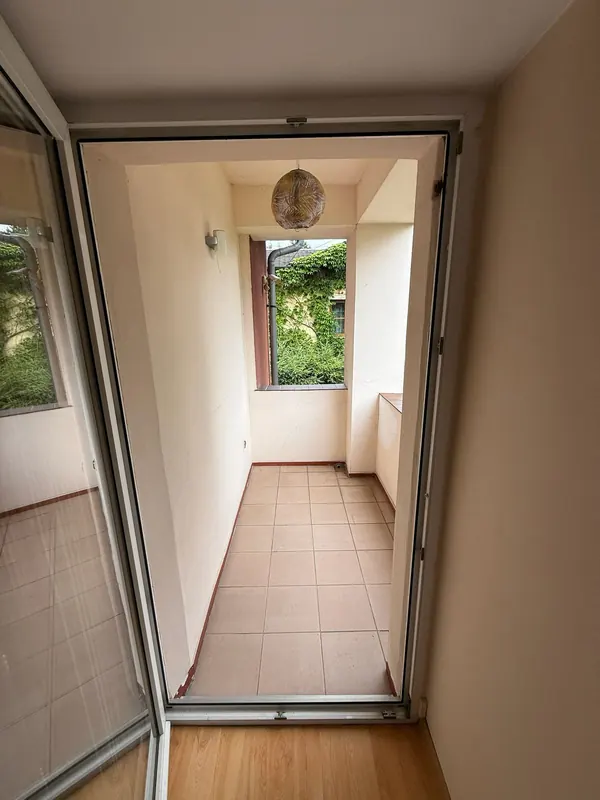 Wyjście na balkon z widokiem na zieleń