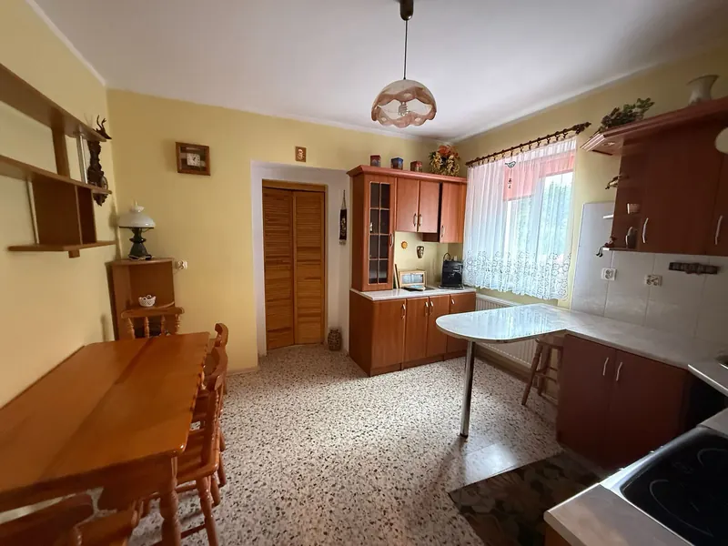 Kuchnia ze spiżarnią i stołem, mieszkanie na sprzedaż Jelenia Góra