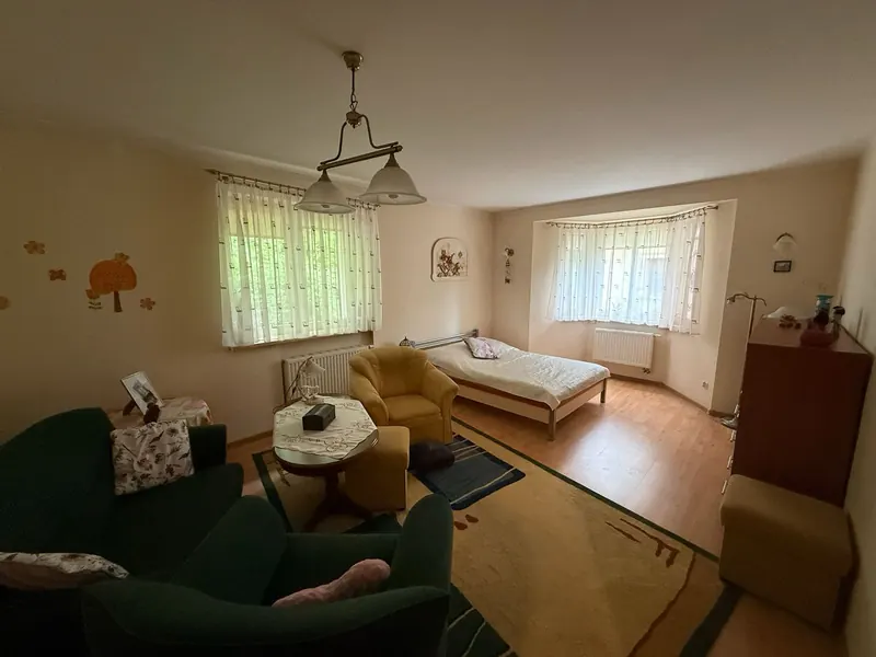 Przestronny pokój z dwoma oknami i wyjściem na zieleń
